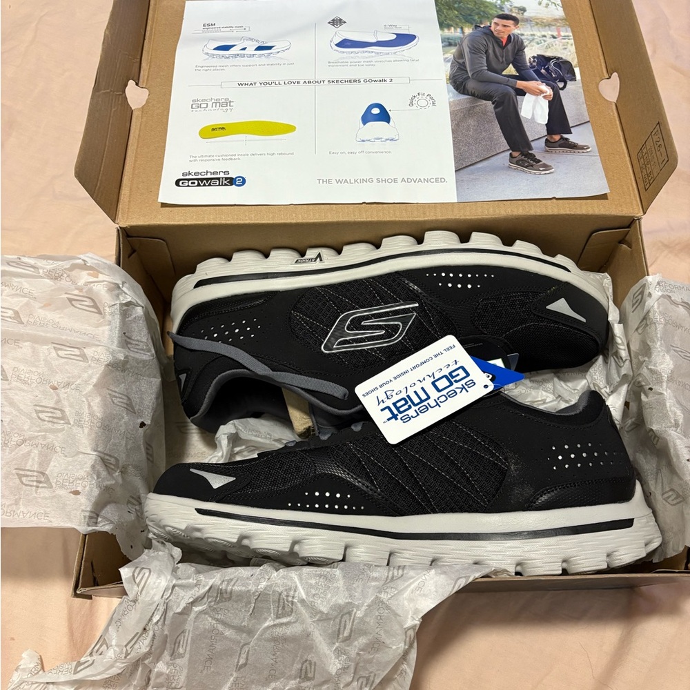 Skechers Go Walk 2 Flash Sneakers - Black and white